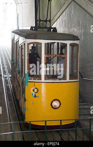 Elevador da Bica Straßenbahnsystem im Bairro Alto, Lissabon-Portugal. Stockfoto