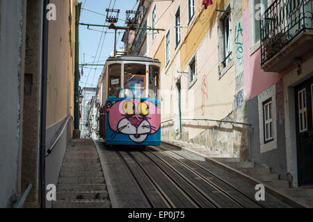 Elevador da Bica Straßenbahnsystem im Bairro Alto, Lissabon-Portugal. Stockfoto