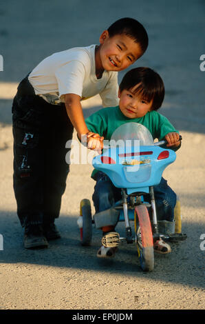 Kinder spielen auf der Straße, Kochkor, Kirgisistan Stockfoto