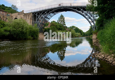 Ersten Eisenbrücke in der Welt von Abraham Darby III erbaute und überquerte den Fluss Severn bei Ironbridge Shropshire England UK Stockfoto