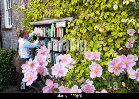 Gebrauchte Bücher in den Gärten von der Burg von Hay-on-Wye, gebrauchte Buch-Hauptstadt der Welt, Powys, Wales, UK Europe Stockfoto