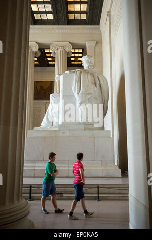 WASHINGTON DC, USA - 30. Juli 2014: Touristen erkunden die Parthenon inspiriert Hallen des Lincoln Memorial. Stockfoto