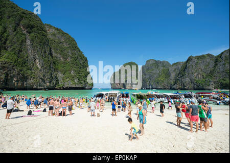 MAYA BAY, THAILAND - 12. November 2014: Sonnenbaden Besucher geniessen Sie einen Tagesausflug am legendären Strand der Maya Bucht. Stockfoto