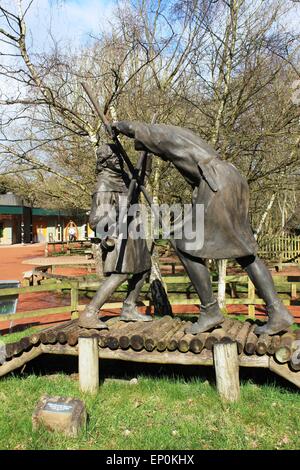 Skulptur - Robin Hood und Little John Kampf auf der Brücke - Besucherzentrum am Edwinstowe im Sherwood Forest, Nottinghamshire Stockfoto