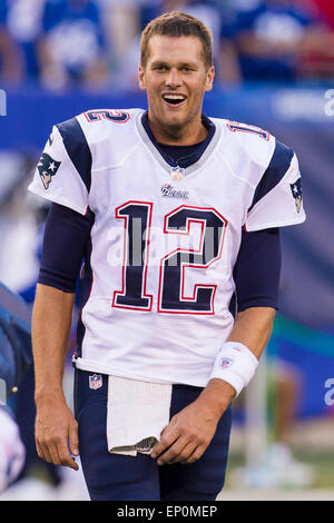 Datei-Foto. 11. Mai 2015. New England Patriots Quaterback Tom Brady (12) suspendiert vier Spiele für Strafe Deflationierung Fußbälle in das AFC Championship Game. Im Bild: 29. August 2012: New England Patriots quarterback Tom Brady (12) reagiert während der Warm-ups vor dem NFL Preseason-Spiel zwischen den New England Patriots und die New York Giants im MetLife Stadium in East Rutherford, New Jersey. © Csm/Alamy Live-Nachrichten Stockfoto