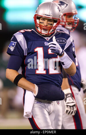 Datei-Foto. 11. Mai 2015. New England Patriots Quaterback Tom Brady (12) suspendiert vier Spiele für Strafe Deflationierung Fußbälle in das AFC Championship Game. Im Bild: 13. November 2011: New England Patriots Quarterback Tom Brady (12) gibt den Daumen nach oben, während die NFL-Spiel zwischen den New England Patriots und die New York Jets im MetLife Stadium in East Rutherford, New Jersey. Die Patriots schlagen die Jets, 37-16. © Csm/Alamy Live-Nachrichten Stockfoto