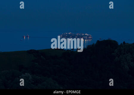 Genua, Italien. 11. Mai 2015. Costa Concordia Wrack verlässt Genua Hafen geschleppt in Richtung Abbau Hof. Concordia Kreuzfahrtschiff sank in 2012 32 Menschen getötet. © Marco Destefanis/Pacific Press/Alamy Live-Nachrichten Stockfoto