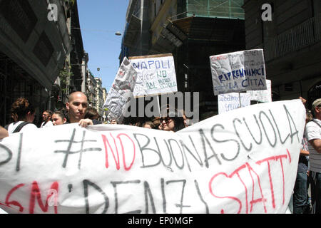 Neapel, Italien. 12. Mai 2015. Schülerinnen und Schüler bringen Banner, da sie "" Tests Invalsi.Il in allen Schulen in Kampanien gegen den Gesetzentwurf "Buona Scuola", mit Demonstrationen, Sit-ins und Meetings boykottieren. © Salvatore Esposito/Pacific Press/Alamy Live-Nachrichten Stockfoto