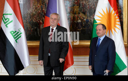 Prager Burg, Tschechische Republik. 12. Mai 2015. Tschechische Präsident Milos Zeman (links) trifft irakischen Regionalregierung Kurdistan-Irak Präsident Massoud Barzani an der Prager Burg in Tschechien auf Dienstag, 12. Mai 2015. © Michal Krumphanzl/CTK Foto/Alamy Live-Nachrichten Stockfoto