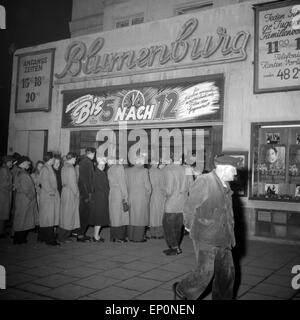 Menschen Stehen 1953 in Hamburg Fuhlsbüttel Vor Dem Kino Blumenburg, äh Höhle Film "Bis Fünf Nach Zwölf - Adolf Hitler Und Das Stockfoto