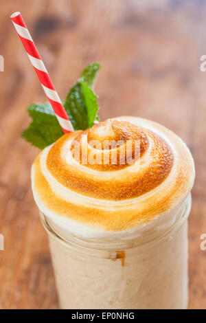 Feuer geröstet Milchshake mit karamellisierten Bananen, gesalzen, Karamell, Graham Cracker, Vanille-Eis und gerösteten Baiser, F Stockfoto