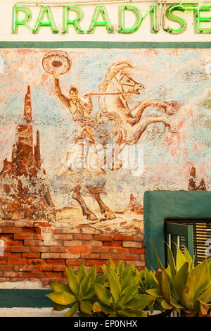 Leuchtreklame und Wandgemälde auf der Seite Paradise Cafe, Santa Barbara, Kalifornien Stockfoto