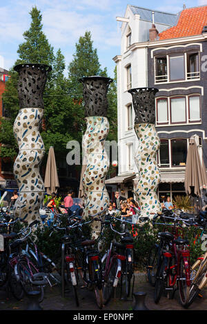 "Pfeiler", ein Stück von Kunst im öffentlichen Raum von Henk Duijn auf Gerard Douplein Platz, benannt nach Gerard Dou. Stockfoto