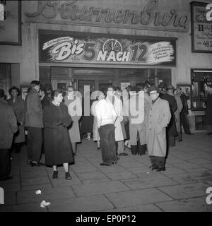 Menschen Stehen 1953 in Hamburg Fuhlsbüttel Vor Dem Kino Blumenburg, äh Höhle Film "Bis Fünf Nach Zwölf - Adolf Hitler Und Das Stockfoto