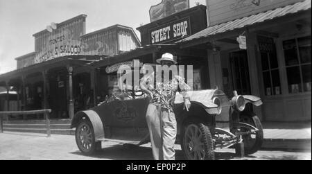 Ein Mann Steht Vor seit Oldtimer Auf der Straße Einer Westernstadt, Las Vegas, Nevada, USA, 1954. Ein Mann steht vor h Stockfoto