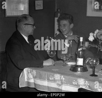 Zwei Männer Unterhalten Sich Bei Einer Flasche Liebfraumilch, Deutschland 1954. Zwei Männer im Chat mit einer Flasche Liebfr Stockfoto