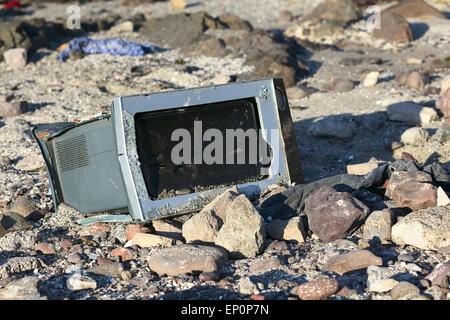 IQUIQUE, CHILE - 23. Januar 2015: Defekte Mikrowelle auf felsigen Strand am 23. Januar 2015 in Iquique, Chile Stockfoto