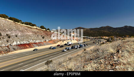 Autos hielten an Ampel unterwegs Highway 69 in Prescott, Arizona mit Bergen im Hintergrund Stockfoto