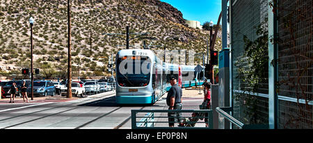 Menschen warten auf Zug Kreuzung passieren Stockfoto