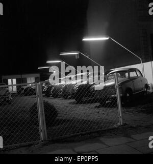 Das Angebot Eines Gebrauchtwagenhändlers in der Weidenallee in Hamburg Bei Nacht, 1954. Autos bei einem Second Hand Car Shop bei Nacht Stockfoto