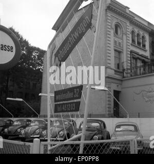 Schild Eines Gebrauchtwagenhandels in der Weidenallee in Hamburg 1954. Zeichen von einem Second-Hand-Autohändler in Hamburg 1954. Stockfoto