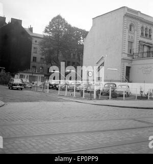 Das Angebot Eines Gebrauchtwagenhändlers in der Weidenallee in Hamburg, 1954. Autos in einem gebrauchten Autoshop in Hamburg 1954. Stockfoto