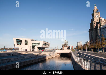 Neue Kanalsystem verbindet nun die Leeds-Liverpool Kanal Liverpools berühmten Albert Dock. Im Oktober 2010 gewann diesen Kanal link Stockfoto