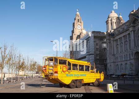 Gelbe Ente Marine Touristenattraktion / Fahrzeug an der Pier Head mit Royal Liver Building mit berühmten Leber Vogel. Stockfoto