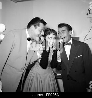 Deutschen Schlagersänger Rita Paul, Bully Buhlan und Gerhard Wendland bilden ein wunderbares Trio, Kiel 1954. Deutsche Schlage Stockfoto