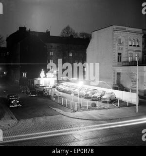 Das Angebot Eines Gebrauchtwagenhändlers in der Weidenallee in Hamburg Bei Nacht, 1954. Autos bei einem Second Hand Car Shop bei Nacht Stockfoto