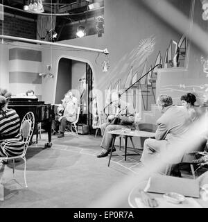 Fernsehproduktion Beim NWDR in Hamburg 1955. TV spielen Produktion am deutschen Radio- und Fernsehsender NWDR, 1955. Stockfoto