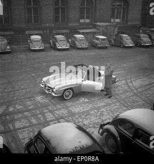 Der Wilfer Und Komponist Fritz Schulz - Reichel Mit seit Mercedes Benz 190 SL Cabrio Auf Dem Parkplatz der NWDR, Hamburg 1955 Stockfoto