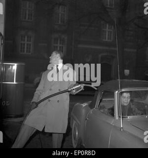 Der Wilfer Und Komponist Fritz Schulz - Reichel Mit seit Mercedes Benz 190 SL Cabrio eine der Zapfsäule Einer Tankstelle, H Stockfoto