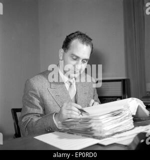 Deutscher Komponist und Zitherspieler Alfons Bauer über einem Aktenordner, Hamburg 1955. Deutsche Komponist und Zither Spieler Al Stockfoto