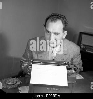 Deutscher Komponist und Zitherspieler Alfons Bauer ein thunfischwadenfänger Schreibmaschine, Hamburg 1955. Deutsche Komponist und Zither Spieler Stockfoto