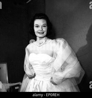 Die deutsche Sängerin und Plant, Margot Hielscher in Abendgarderobe, Hamburg 1956. Deutsche Sängerin und Schauspielerin Margot Hiel Stockfoto