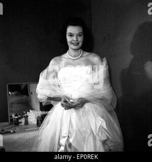 Die deutsche Sängerin und Plant, Margot Hielscher in Abendgarderobe, Hamburg 1956. Deutsche Sängerin und Schauspielerin Margot Hiel Stockfoto