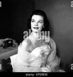 Die deutsche Sängerin und Plant, Margot Hielscher in Abendgarderobe, Hamburg 1956. Deutsche Sängerin und Schauspielerin Margot Hiel Stockfoto