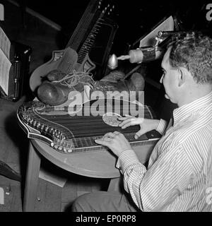 Deutscher Komponist und Zitherspieler Alfons Bauer und sein Instrument, Hamburg 1956. Deutsche Komponist und Zither Spieler Alfon Stockfoto