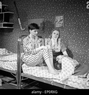 Ingrid Andree Und Ruth Niehaus Beim Theaterstück "Der Erste Frühlingstag", Hamburg 1956. Zwei Schauspielerinnen in dem Stück "Der Erste Fr Stockfoto