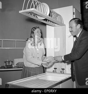 Eva Maria Bauer Beim Theaterstück "Der Erste Frühlingstag", Hamburg 1956. Schauspielerin Eva Maria Bauer in dem Stück "Der Erste Fruehli Stockfoto