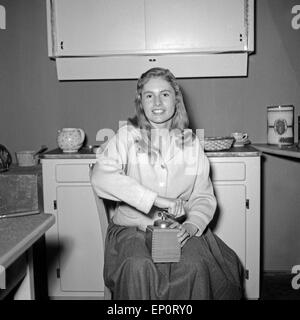 Eva Maria Bauer Beim Theaterstück "Der Erste Frühlingstag", Hamburg 1956. Schauspielerin Eva Maria Bauer in dem Stück "Der Erste Fruehli Stockfoto