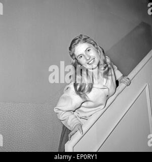 Eva Maria Bauer Beim Theaterstück "Der Erste Frühlingstag", Hamburg 1956. Schauspielerin Eva Maria Bauer in dem Stück "Der Erste Fruehli Stockfoto