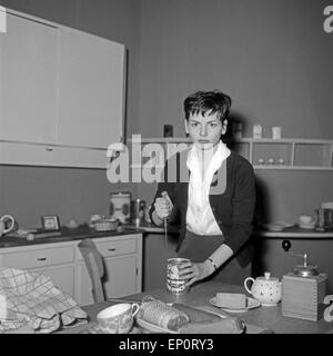 Ingrid Andree Beim Theaterstück "Der Erste Frühlingstag", Hamburg 1956. Eine Schauspielerin in dem Stück "Der Erste Fruehlingstag". Stockfoto