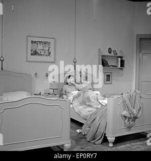 Ingrid Andree Und Inge Meysel Beim Theaterstück "Der Erste Frühlingstag", Hamburg 1956. Schauspielerinnen Ingrid Andree und Inge Meysel Stockfoto