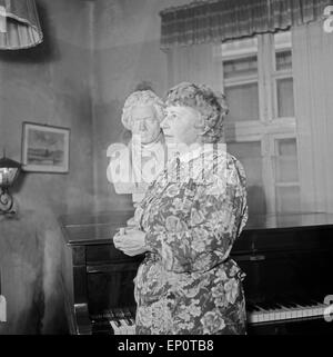 Eine Klavierlehrerin eine Dachmarke Flügel Mit Beethoven Büste, Hamburg 1956. Ein Pianio Lehrer mit ihrem Flügel und eine Büste von comp Stockfoto