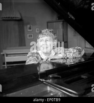 Eine Klavierlehrerin eine Dachmarke Flügel, Hamburg 1956. Ein Pianio Lehrer mit ihrer Flügel. Stockfoto