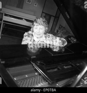 Eine Klavierlehrerin eine Dachmarke Flügel, Hamburg 1956. Ein Pianio Lehrer mit ihrer Flügel. Stockfoto