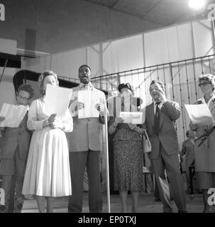 Der U.S.-Amerikanische Sänger Kenneth Spencer in Hamburg 1956. US-amerikanischer Sänger Kenneth Spencer an Hamburg 1956. Stockfoto