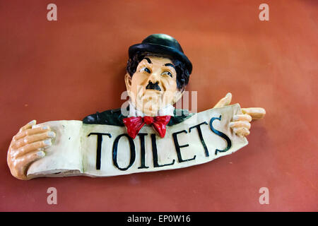 Schild-Richtungen zu den Toiletten in Amsterdam. Stockfoto